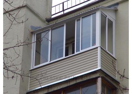 Холодное остекление балкона раздвижными окнами с выносом и крышей в Дзержинском