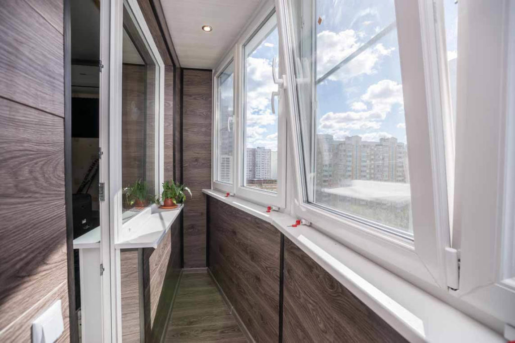 Тёплое остекление балкона профилем Rehau c отделкой ламинатом в Дзержинском