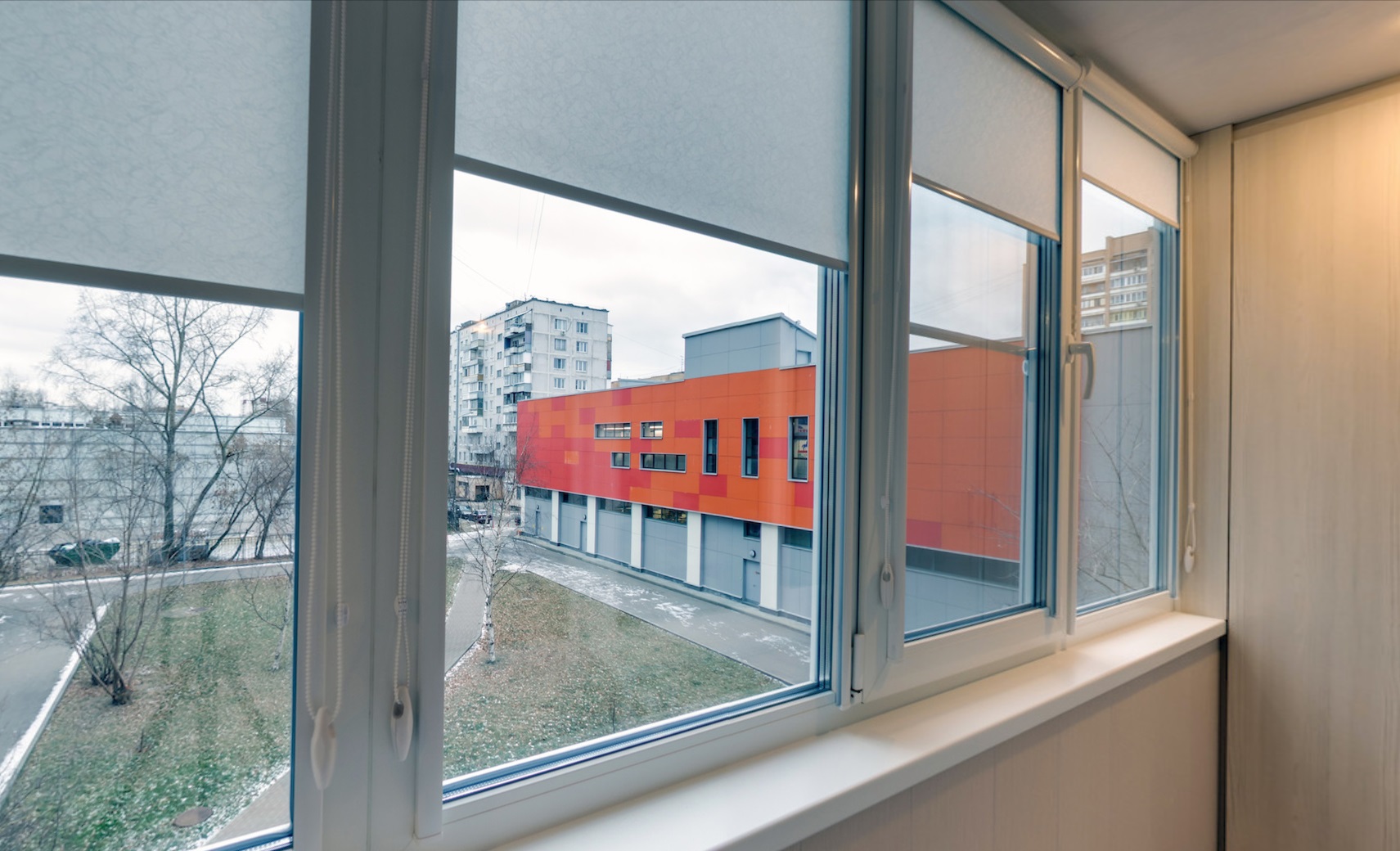 Теплое остекление балкона профилем REHAU с отделкой и выпадающими шторами в Дзержинском