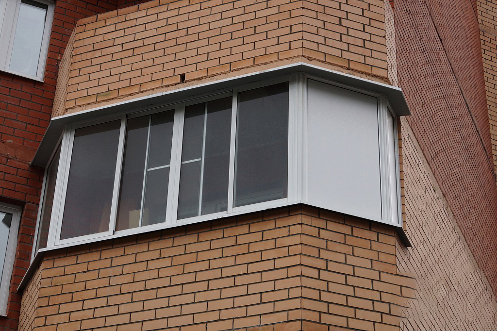 Холодное остекление балкона алюминиевыми окнами и фурнитурой ELEMENTIS .