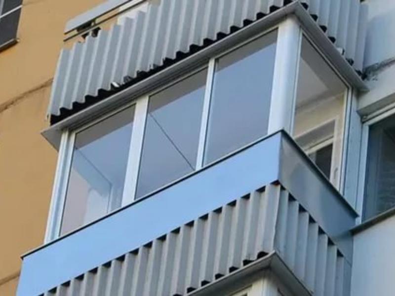 Холодное остекление балкона профилем Provedal и покрытие пола ...