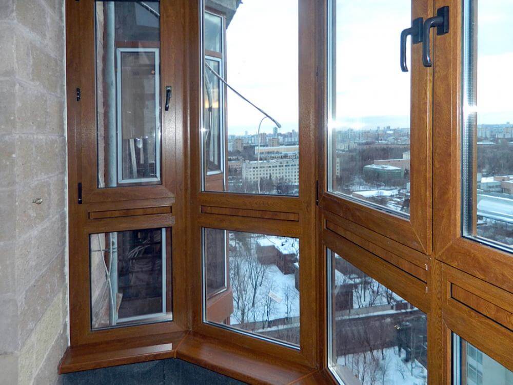 Французское остекление балкона профилем Veka с ламинированием под дерево в Дзержинском