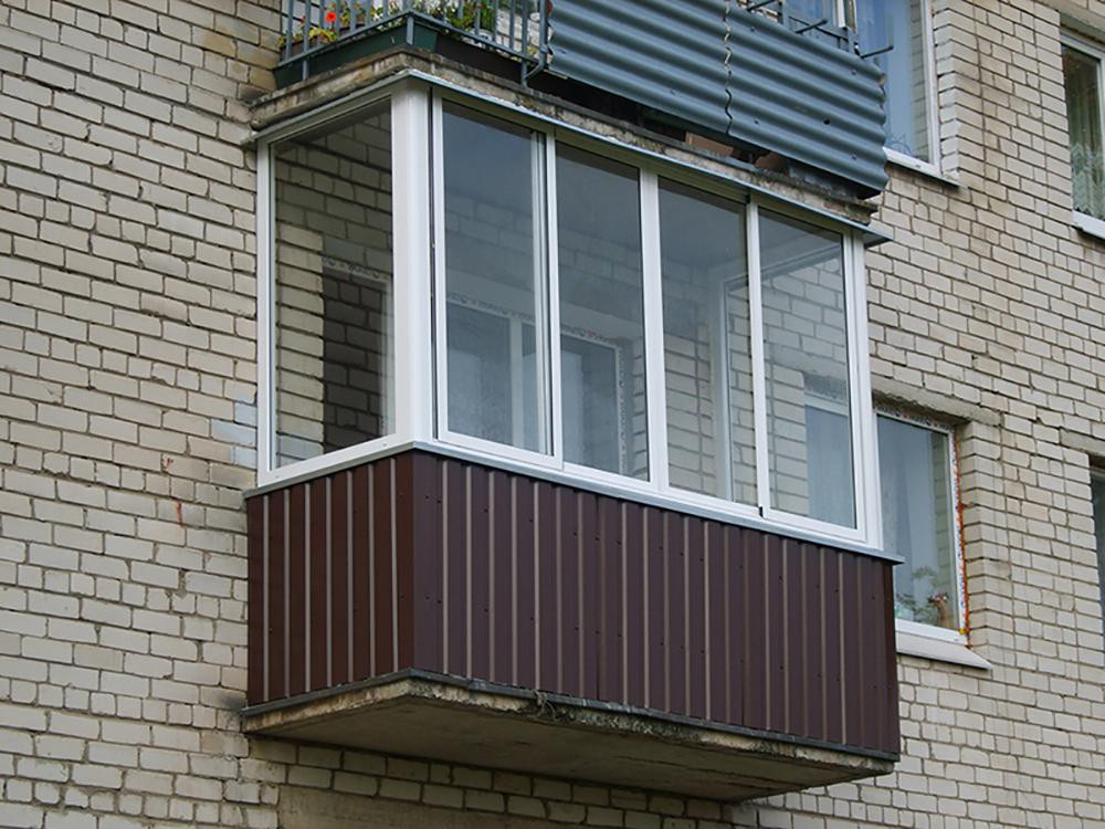 Холодное остекление балкона с внешней отделкой профилем в Дзержинском