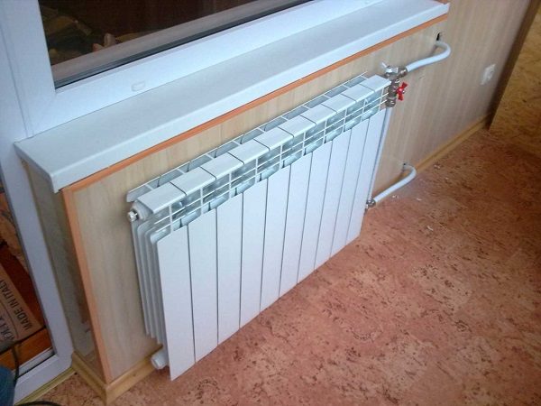Теплое остекление балкона пластиковыми окнами и установкой масляного обогревателя в Дзержинском